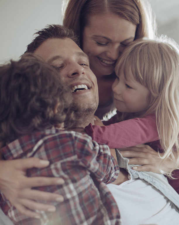 Pai, filho, filha e esposa aproveitando o Benefício Família